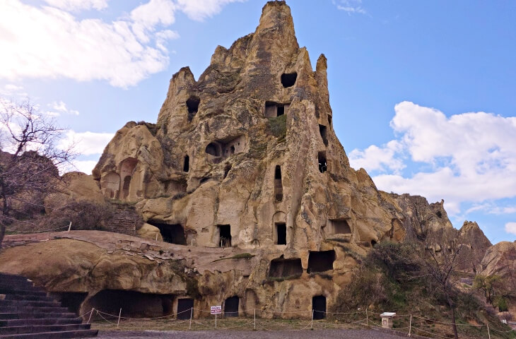 Göreme Açık Hava Müzesi’nde yer alan çok katlı kaya oyma yapı olan Rahibeler Manastırı’nın dış cephesi ve doğal zirvesi açık havada görülüyor.